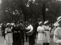 PERSONAS ELEGANTEMENTE VESTIDAS PASEANDO POR EL BOULEVARD. FLORISTA PONIENDO UNA FLOR EN EL OJAL A UN CABALLERO. (Foto 1/1)