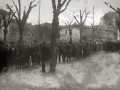 PERSONAS EN HERNANI ESPERANDO ENTRAR EN LA ESCUELA BITERI PARA EMITIR EL SUFRAGIO EN LAS ELECCIONES PARA CONCEJALES. (Foto 1/4)