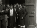 PERSONAS EN HERNANI ESPERANDO ENTRAR EN LA ESCUELA BITERI PARA EMITIR EL SUFRAGIO EN LAS ELECCIONES PARA CONCEJALES. (Foto 2/4)