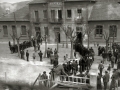 PERSONAS EN HERNANI ESPERANDO ENTRAR EN LA ESCUELA BITERI PARA EMITIR EL SUFRAGIO EN LAS ELECCIONES PARA CONCEJALES. (Foto 4/4)