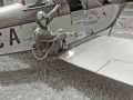PILOTO EN SU AVIONETA EN EL CAMPO DE AVIACION DE LASARTE. (Foto 2/3)