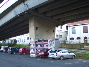 Loiola, debajo de la autopista
