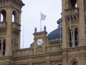 Bandera blanca en el Ayuntamiento donostiarra