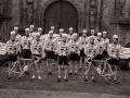 Equipo de ciclismo Gurelesa-Cegasa durante los actos de su presentación, delante de la Universidad de Oñati