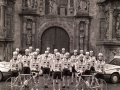 Equipo de ciclismo Gurelesa-Cegasa durante los actos de su presentación, delante de la portada de la Universidad de Oñati