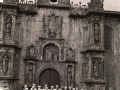 Equipo de ciclismo Gurelesa-Cegasa durante los actos de su presentación, delante de la portada de la Universidad de Oñati