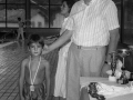Hombre junto a un niño participante en la competición