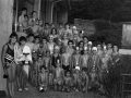 Niños participantes en el campeonato de natación con sus medallas