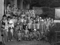 Niños participantes en el campeonato de natación con sus medallas