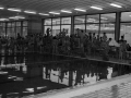 Niños participantes en la competición en un lateral de la piscina