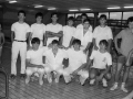 Grupo de jóvenes en la piscina