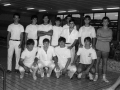 Grupo de jóvenes en la piscina