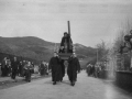 Procesión con la imagen de Cristo