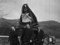 Procesión con la imagen de la Virgen