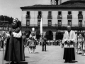 Procesión del Corpus : arcángel San Miguel y apóstoles en la plaza de los Fueros