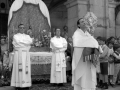 Clérigo con la custodia en la procesión del Corpus