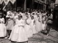Niñas vestidas de primera comunión en la procesión del Corpus