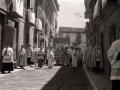 Procesión del Corpus : los clérigos caminan entre las calles con la custodia bajo palio