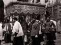 Un clérigo bajo palio durante la procesión del Corpus