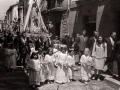 Procesión del Corpus : niñas portando unos cestos preceden a los pasos de la procesión