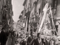 Pasos de la procesión del Corpus desfilando por una calle