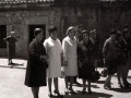 Grupo de mujeres que asisten a la procesión del Corpus