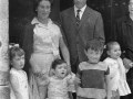Pareja y niños en la procesión del Corpus