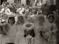 Niñas vestidas de primera comunión en la procesión del Corpus