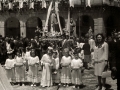 Procesión del Corpus : niñas portando unos cestos preceden a los pasos de la procesión