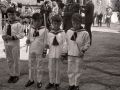 Niños vestidos de primera comunión en la procesión del Corpus