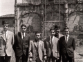Grupo de jóvenes junto a la iglesia parroquial de San Miguel
