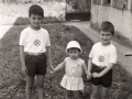 Niños en las inmediaciones de la iglesia parroquial de San Miguel