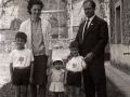 Pareja y niños en las inmediaciones de la iglesia parroquial de San Miguel