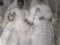 Niñas vestidas de primera comunión en la procesión del Corpus
