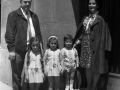 Pareja y niños en la procesión del Corpus