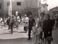 Grupo de mujeres y niñas al paso del arcángel San Miguel de la procesión del Corpus