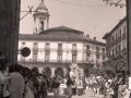 Procesión del Corpus : dantzaris bailan delante de uno de los pasos de la procesión