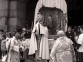 Clérigo levanta la custodia en la procesión del Corpus