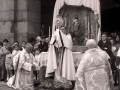 Clérigo levanta la custodia en la procesión del Corpus