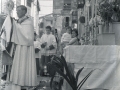Clérigo con la custodia en la procesión del Corpus