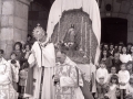 Clérigo levanta la custodia en la procesión del Corpus