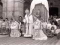Clérigo levanta la custodia en la procesión del Corpus