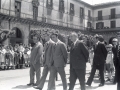Autoridades en la procesión del Corpus, en la plaza de los Fueros. Entre ellos el alcalde Reyes Korkostegi