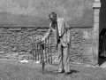 Hombre preparando cohetes en la procesión del Corpus