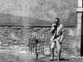Hombre preparando cohetes en la procesión del Corpus