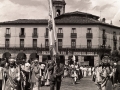 Procesión del Corpus en la plaza de los Fueros. Detrás de la bandera se encuentra el arcángel San Miguel y alrededor los apóstoles