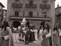 Procesión del Corpus en la plaza de los Fueros : el arcángel San Miguel es acompañado por los apóstoles