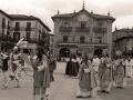 Procesión del Corpus en la plaza de los Fueros : el arcángel San Miguel es acompañado por los apóstoles