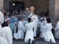 Clérigo con la custodia en la procesión del Corpus