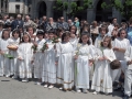 Niñas con flores en la procesión del Corpus